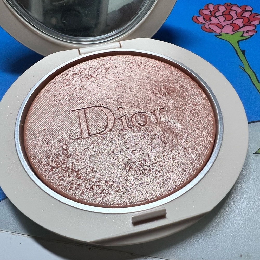 Christian Dior Beige Quilted highlighter in 04 golden glow
